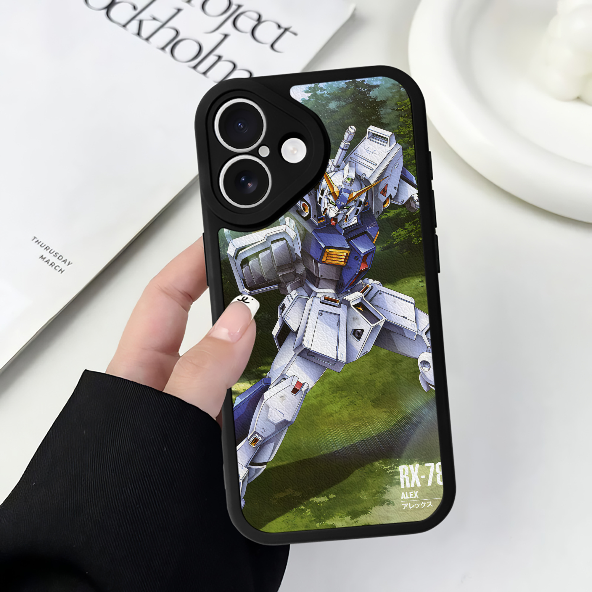 （画像用） 機動戦士ガンダム Mobile Suit Gundam 【iPhone 16シリーズ対応】シリコンスマホケース（レザー調） 材質：シリコン